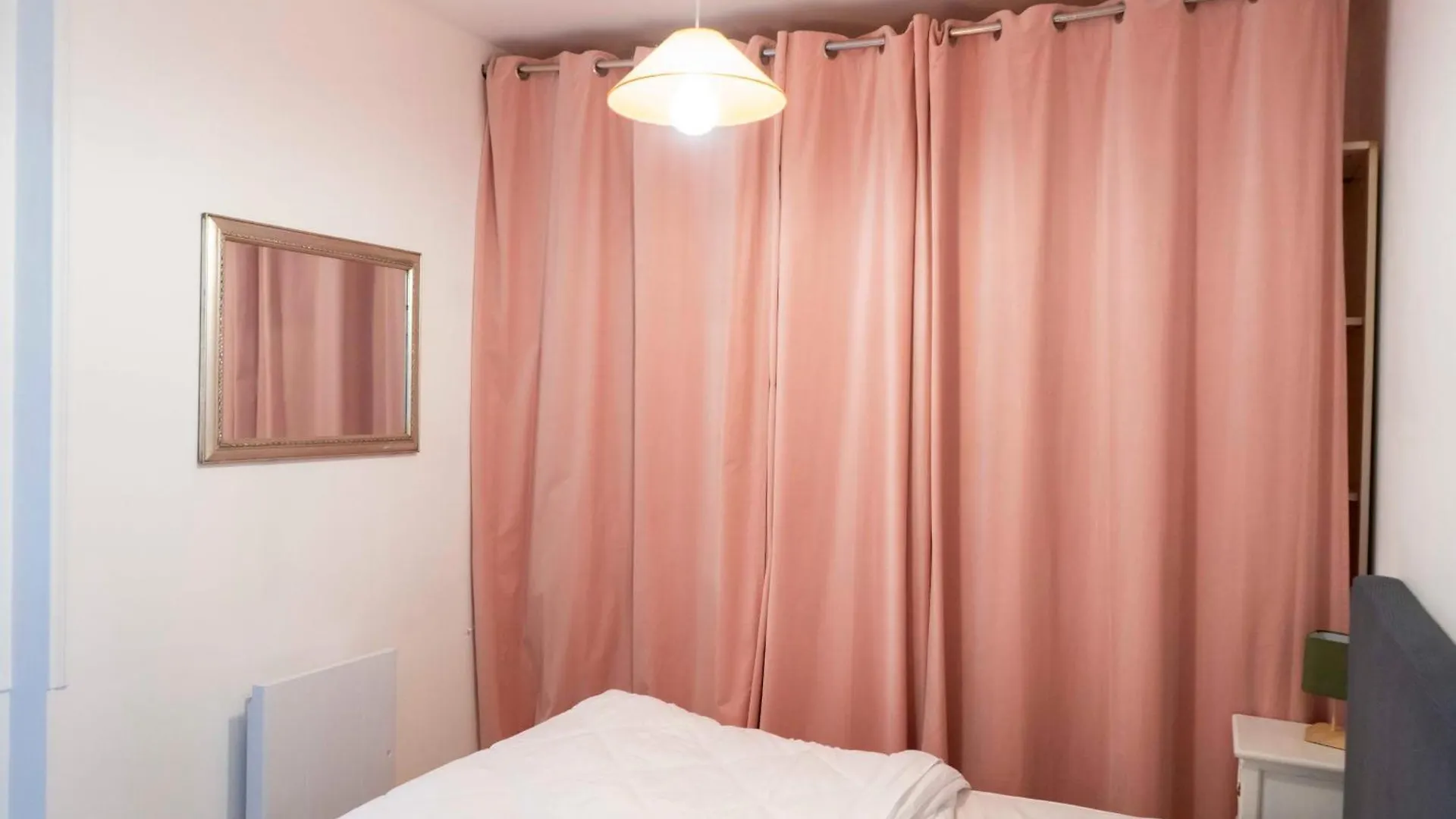 Quiet And Charming 30 M Apartment Paris